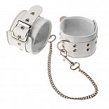 <strong>Оковы кожаные белые с широким ремешком, соединенные цепочкой длиной 35см 3072-3</strong> <br />
Изготавливаются из натуральной кожи с велюровой подкладкой. <div class="charTableblock"><div><span>Материал</span>: кожа</div><div><span>Цвет</span>: белый</div></div> Оковы кожаные белые с широким ремешком, соединенные цепочкой длиной 35см 3072-3 
Изготавливаются из натуральной кожи с велюровой подкладкой.