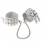 <strong>Оковы кожаные белые, соединенные цепочкой длиной 35см 3070-3</strong> <br />
Изготавливаются из натуральной кожи с велюровой подкладкой. <div class="charTableblock"><div><span>Материал</span>: кожа</div><div><span>Цвет</span>: белый</div><div><span>Производитель</span>: Sitabella, Россия</div></div> Оковы кожаные белые, соединенные цепочкой длиной 35см 3070-3 
Изготавливаются из натуральной кожи с велюровой подкладкой.