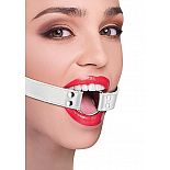 <strong>Кляп-расширитель с кожаными белыми ремешками</strong> <br />
Кляп с широким металлическим кольцом и регулируемым кожаным ремешком № стильное фетиш изделие для поклонников БДСМ игр. <div class="charTableblock"><div><span>Тип</span>: рамка (кольцо)</div><div><span>Цвет</span>: белый</div><div><span>Материал</span>: металл</div><div><span>Производитель</span>: OUCH by Shots Media BV, Нидерланды</div></div> Кляп-расширитель с кожаными белыми ремешками
Кляп с широким металлическим кольцом и регулируемым кожаным ремешком № стильное фетиш изделие для поклонников БДСМ игр.