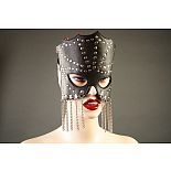 <strong>Кожаная маска-очки с цепочками</strong> <br />
Маска ручной работы изготовлена из натуральной кожи, украшена цепочками и металлическими заклепками. <div class="charTableblock"><div><span>Цвет</span>: черный</div><div><span>Материал</span>: кожа</div><div><span>Тип</span>: маска</div><div><span>Производитель</span>: Подиум, Россия</div></div> Кожаная маска-очки с цепочками
Маска ручной работы изготовлена из натуральной кожи, украшена цепочками и металлическими заклепками.