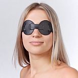 <strong>Чёрная кожаная маска на глаза</strong> <br />
Изготовлена из натуральной кожи с велюровой подкладкой. Размер универсальный. <div class="charTableblock"><div><span>Материал</span>: кожа</div><div><span>Цвет</span>: черный</div><div><span>Производитель</span>: Sitabella, Россия</div></div> Чёрная кожаная маска на глаза
Изготовлена из натуральной кожи с велюровой подкладкой. Размер универсальный.