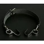 <strong>Чёрный кляп с крючками </strong> <br />
Кляп, который состоит из двух прорезиненных крючков на черном ремешке, способных широко растянуть рот партнеру для воплощения самых сокровенных фантазий. <div class="charTableblock"><div><span>Тип</span>: другой</div><div><span>Цвет</span>: черный</div><div><span>Материал</span>: кожа</div><div><span>Производитель</span>: Sitabella, Россия</div></div> Чёрный кляп с крючками
Кляп, который состоит из двух прорезиненных крючков на черном ремешке, способных широко растянуть рот партнеру для воплощения самых сокровенных фантазий.