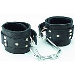 <strong>Черные кожаные оковы на липучке</strong> <br />
Если Вы желаете заполучить свою партнершу полностью № задействуйте оковы на липучке. <div class="charTableblock"><div><span>Материал</span>: кожа</div><div><span>Цвет</span>: черный</div><div><span>Производитель</span>: БДСМ арсенал, Россия</div></div> Черные кожаные оковы на липучке 
Если Вы желаете заполучить свою партнершу полностью № задействуйте оковы на липучке.