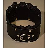 <strong>Чёрный ошейник на замке с кружевом</strong> <br />
Ошейник с кружевом. <div class="charTableblock"><div><span>Материал</span>: кожа</div><div><span>Производитель</span>: Подиум, Россия</div></div> Чёрный ошейник на замке с кружевом
Ошейник с кружевом.