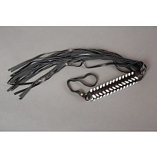 <strong>Чёрный флоггер с плетеной чёрно-белой рукоятью</strong> <br />
Плеть-флоггер с плетеной ручкой выполнена из натуральной кожи.<div class="charTableblock"><div><span>Материал</span>: кожа</div><div><span>Производитель</span>: Подиум, Россия</div></div> Чёрный флоггер с плетеной чёрно-белой рукоятью
Плеть-флоггер с плетеной ручкой выполнена из натуральной кожи.