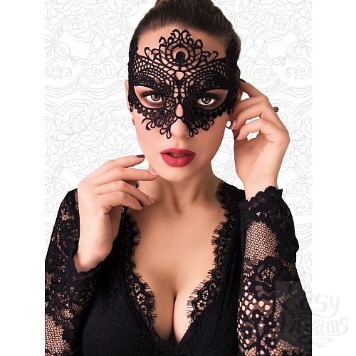 Фотография 1:  Чёрная высокая кружевная маска с крупным цветком в верхней части Фотография 1:  Чёрная высокая кружевная маска с крупным цветком в верхней части